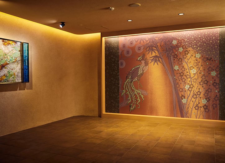 吉兆の象徴とされてきた鳳凰の壁画が印象的な前室
