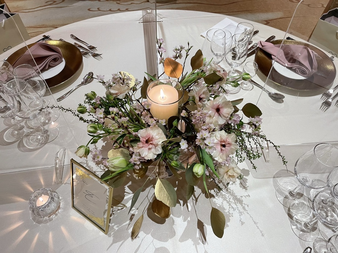 ゲストテーブルには、⽬線をさえぎらない⾼さで、桜の装花を華やかにコーディネート。