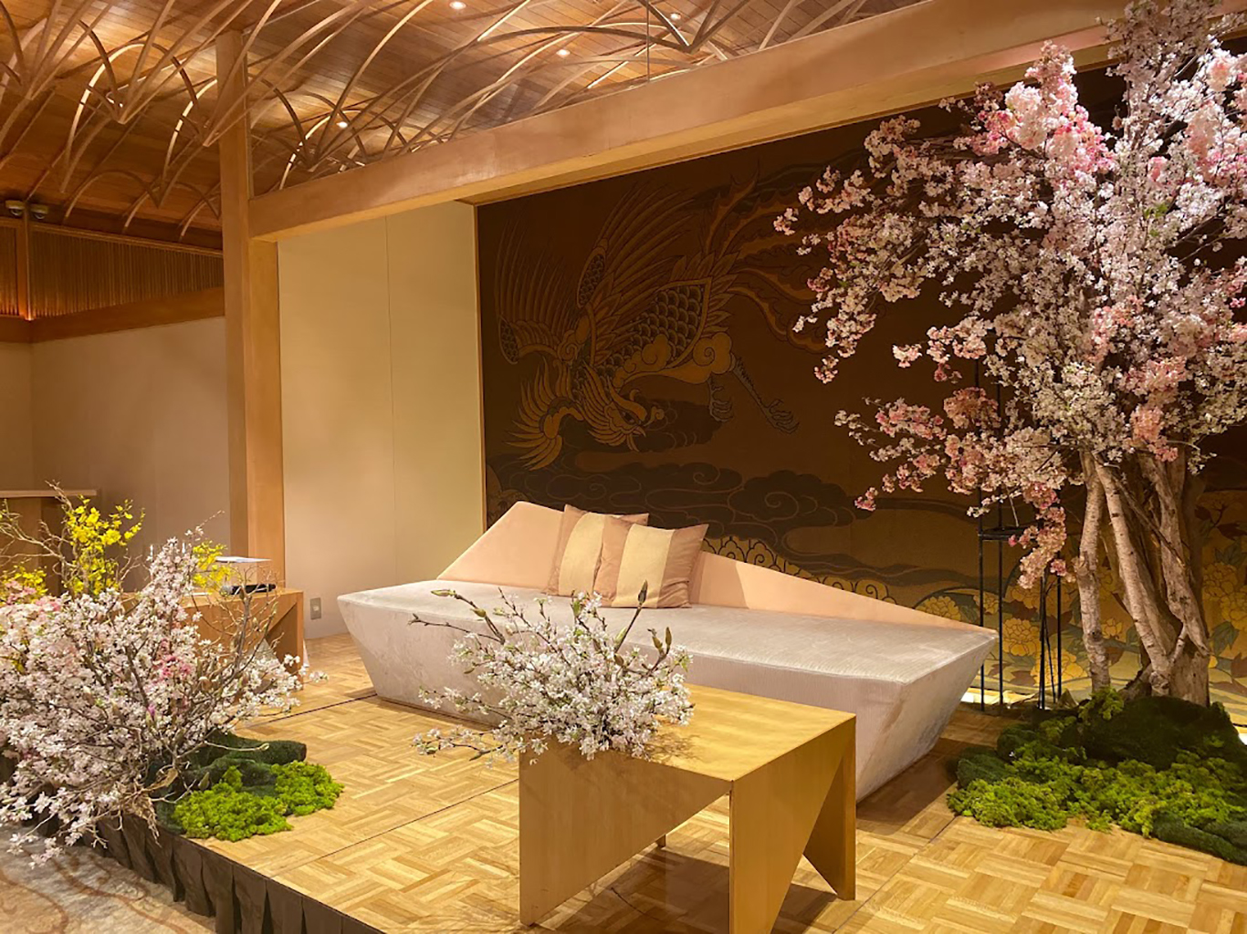 ソファスタイルで桜のコーディネートが素敵な空間