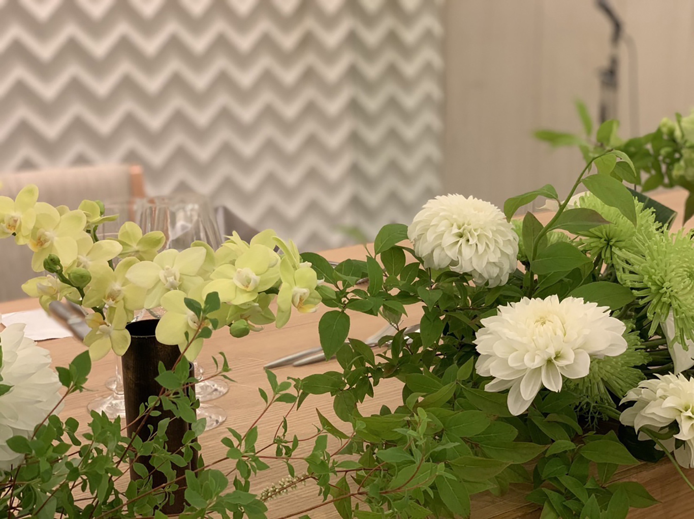 花器と花器の間にキャンドルを置くことで、より幻想的な雰囲気に。