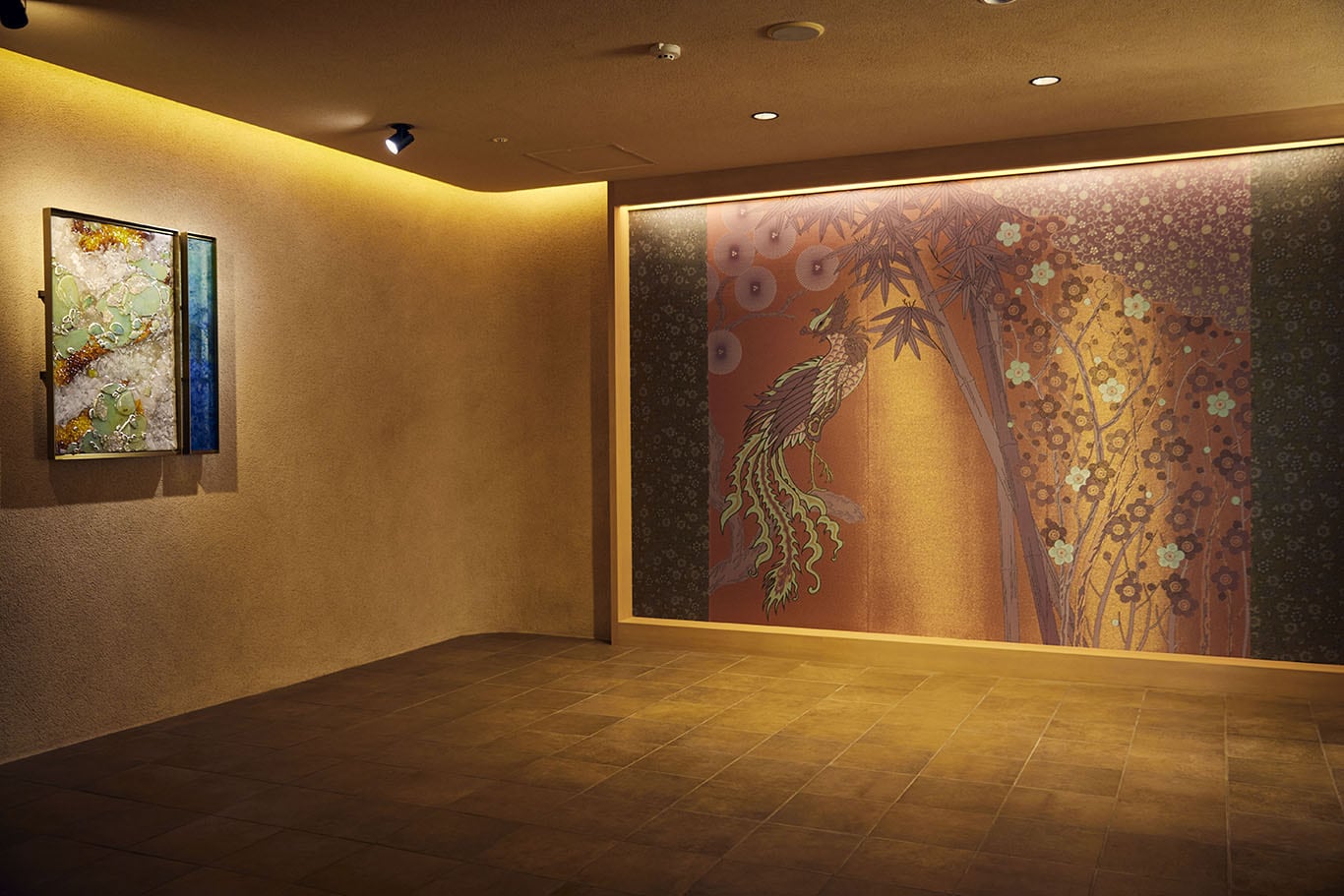 鳳凰の壁画が迎える前室 ― 過去・現在・未来に想いを馳せる