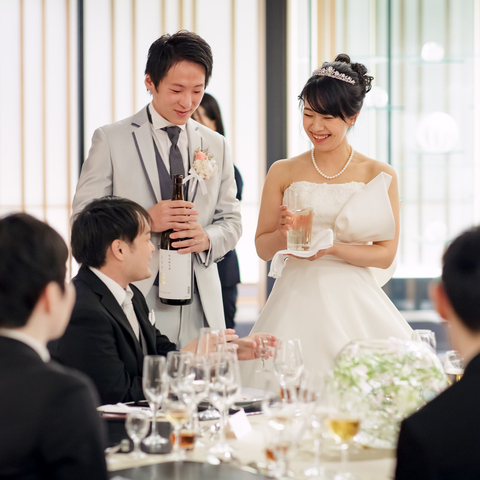ウェディングドレスへお色直しされた後は、ゲストの皆様へおふたりおススメの日本酒を振る舞われました。各テーブルごとにお写真を撮りながら、ゲストの皆様と過ごす和やかな時間に。