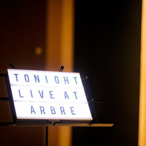 会場入り口には「Tonight live at ARBRE」のご案内が。はじまる前からワクワクする演出です。
