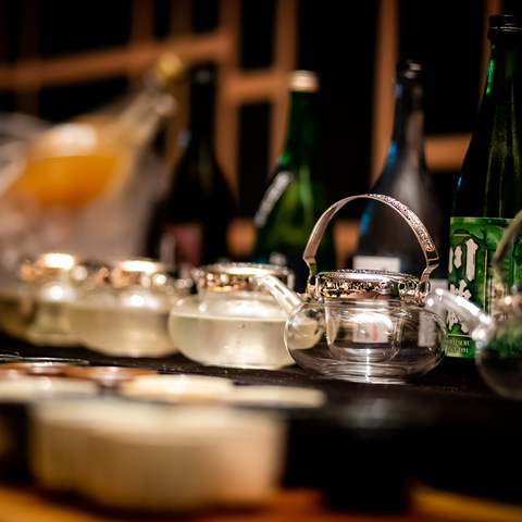 ゲストへのおもてなしの一つとして、会場内に日本酒バーをご用意。おふたりおススメの日本酒が並ぶバーに行列ができていました。