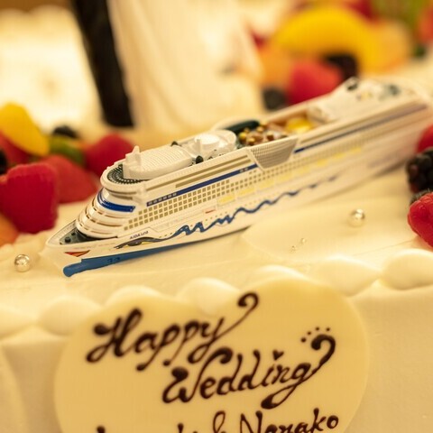 ウェディングケーキには、おふたりの出会いである、豪華客船を載せて。 これからのおふたりの船出を、ゲストと一緒にお祝いしました。