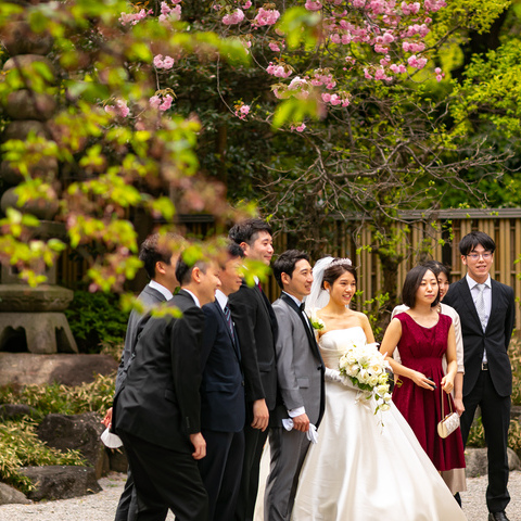 おふたりの会場「白鳳館」の前庭では、ゲストの皆様と一緒に桜満開のお写真撮影を。 邸宅ウェディングならではの、特別感をお過ごしいただきました。