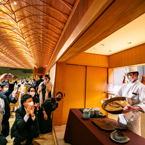 白鳳館のプライベートキッチンでは、祝い鯛の土鍋炊き込みご飯の お料理パフォーマンスでゲストへおもてなしを。