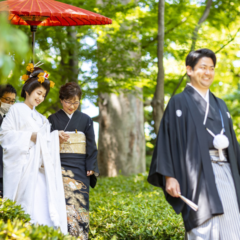厳かな神前式の後は、庭園にて花嫁御寮を。 新婦様の日本髪と白無垢姿が、とてもお似合いでした。