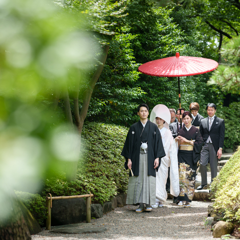 厳かな挙式のあとは、新緑の日本庭園をご家族と一緒に歩く「花嫁御寮」を。 １つになった家族が、ゲストのもとへゆっくりと向かいました。