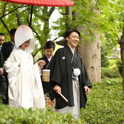 厳かな挙式のあとは、八芳園の日本庭園をご家族と一緒に歩く「花嫁御寮」を。 おふたりの練り歩く姿をみたゲストからは歓声があがりました。
