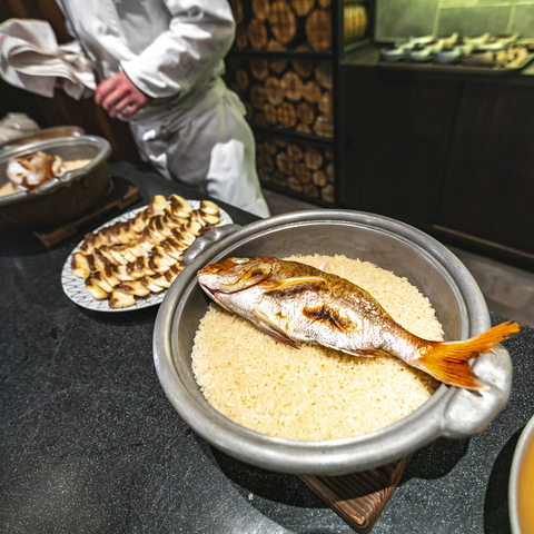 ウィンドのオープンキッチンにて作られた祝鯛の土鍋炊き込み御飯。 オープンキッチンだからこそ楽しめる料理パフォーマンスに、 ゲストの皆様もとても盛り上がりました。