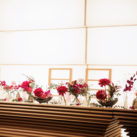 ニュイのナチュラルな雰囲気に映える鮮やかなコーディネート。　 花器一つひとつの飾り方や花材で変化をつけて、より洗練された印象に。