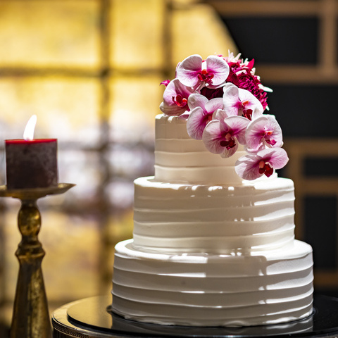 オリジナルケーキはシンプルでありながら洗練された印象に。 会場のコーディネートと合わせた花材で統一感を。